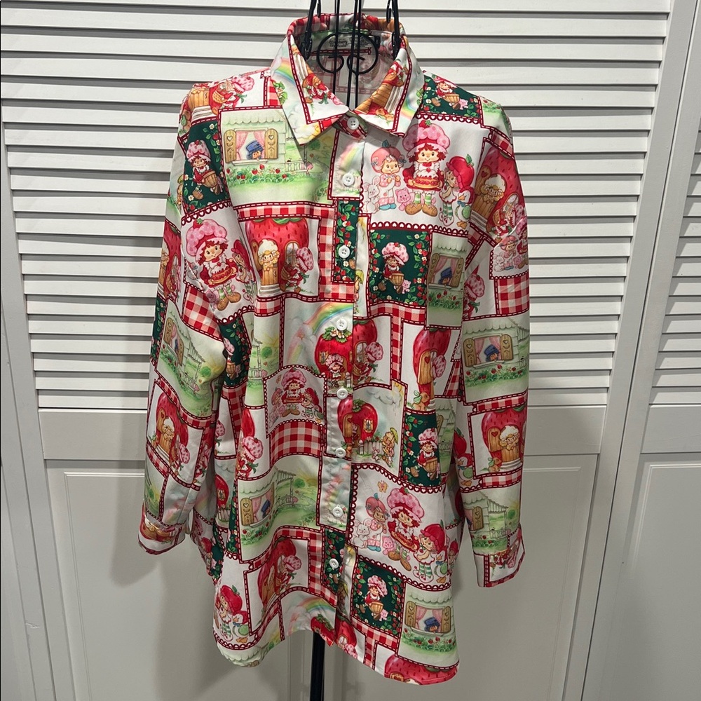 The World Of Strawberry Shortcake Button Down 3/4 Sleeve Adorable Top 🍓🍰🍓